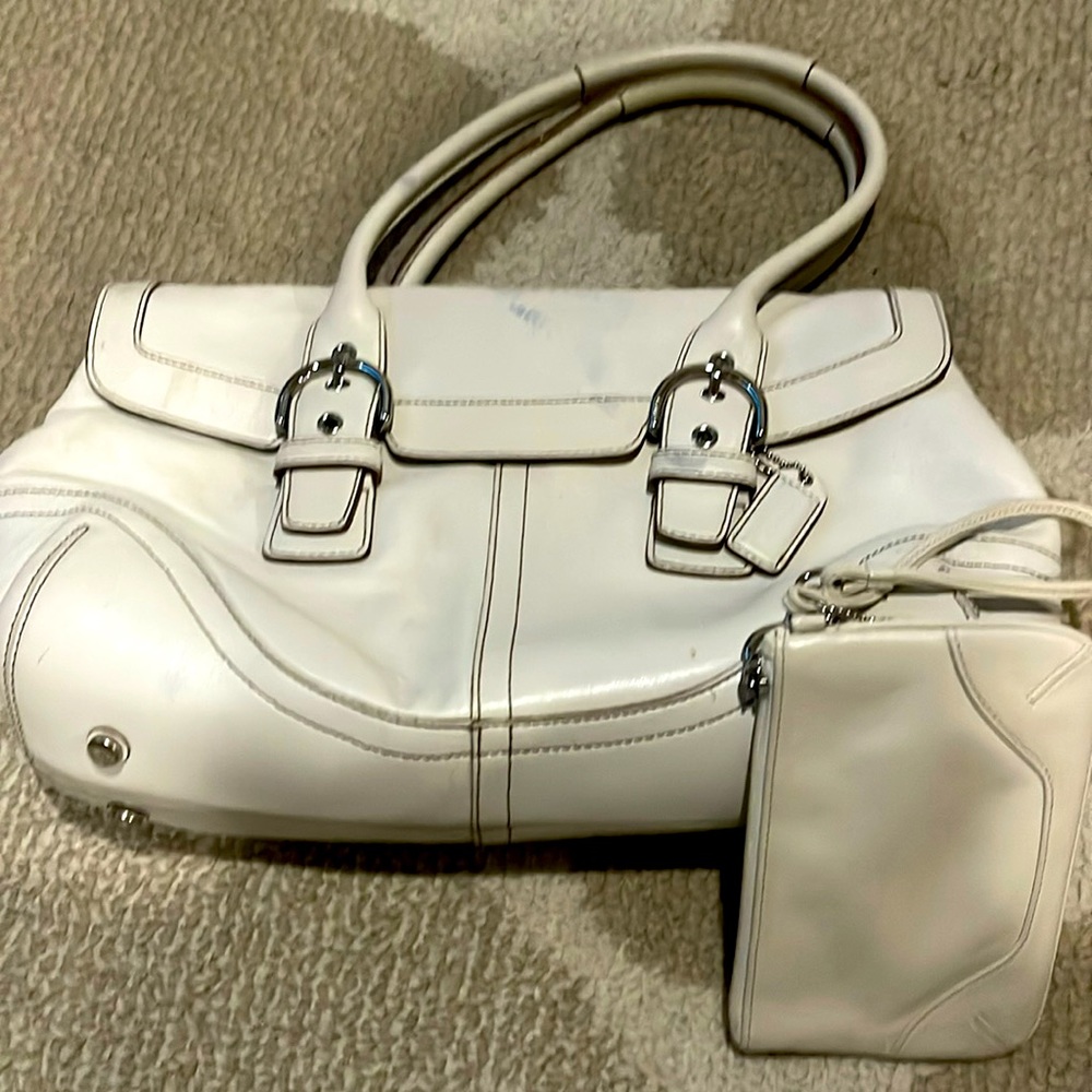 Coach shoulder bag. Great for office, career setting. Medium size